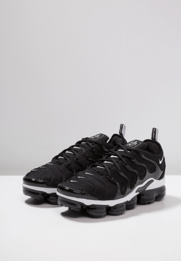 Nike Air Vapormax Plus Negras y Blancas - Imagen 2