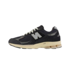 New Balance 2002R negras con suela beige y detalle retro