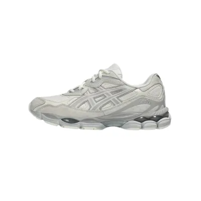 Zapatillas Asics GEL-NYC crema claras con diseño técnico minimalista y suela GEL