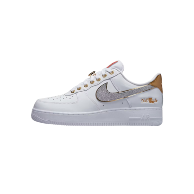 Nike Air Force 1 Low NOLA blanca con detalles dorados y Swoosh plateado con glitter