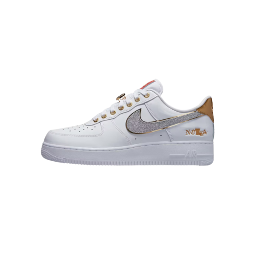 Nike Air Force 1 Low NOLA blanca con detalles dorados y Swoosh plateado con glitter