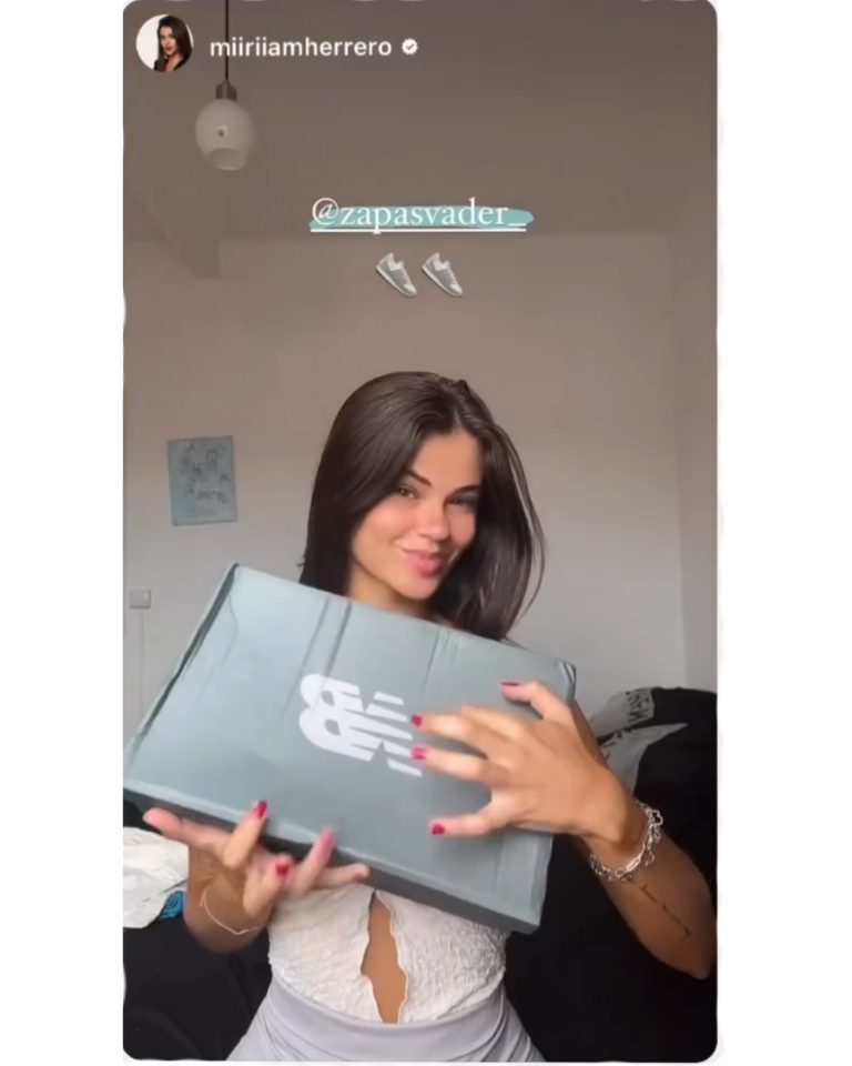 Influencer mostrando zapatillas New Balance compradas en ZapasVader