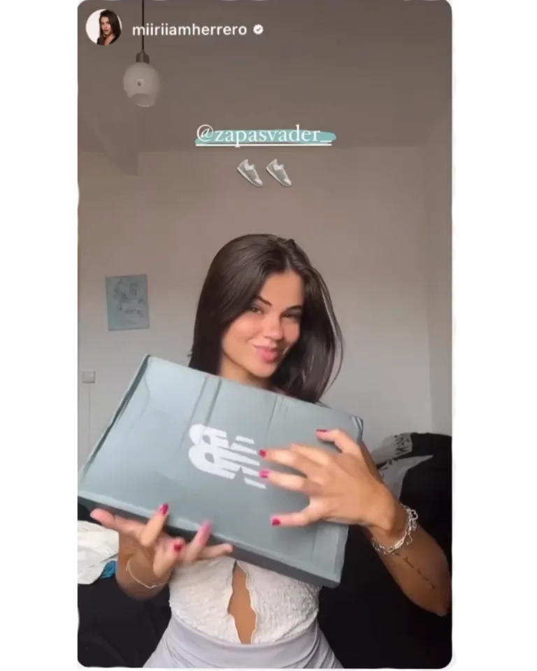 Influencer mostrando zapatillas New Balance compradas en ZapasVader