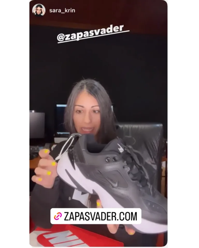 Influencer mostrando zapatillas Nike negras compradas en ZapasVader