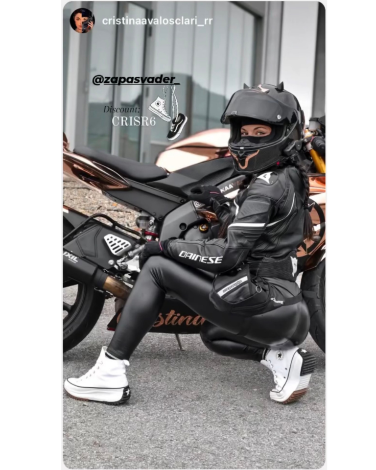 Influencer motera usando sneakers Converse compradas en ZapasVader