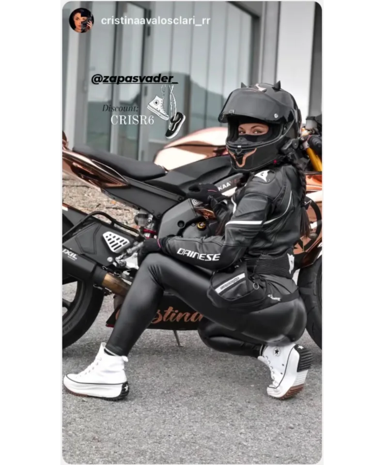 Influencer motera usando sneakers Converse compradas en ZapasVader