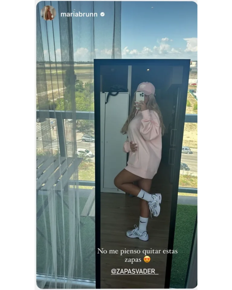 Influencer mostrando sneakers Nike en outfit casual